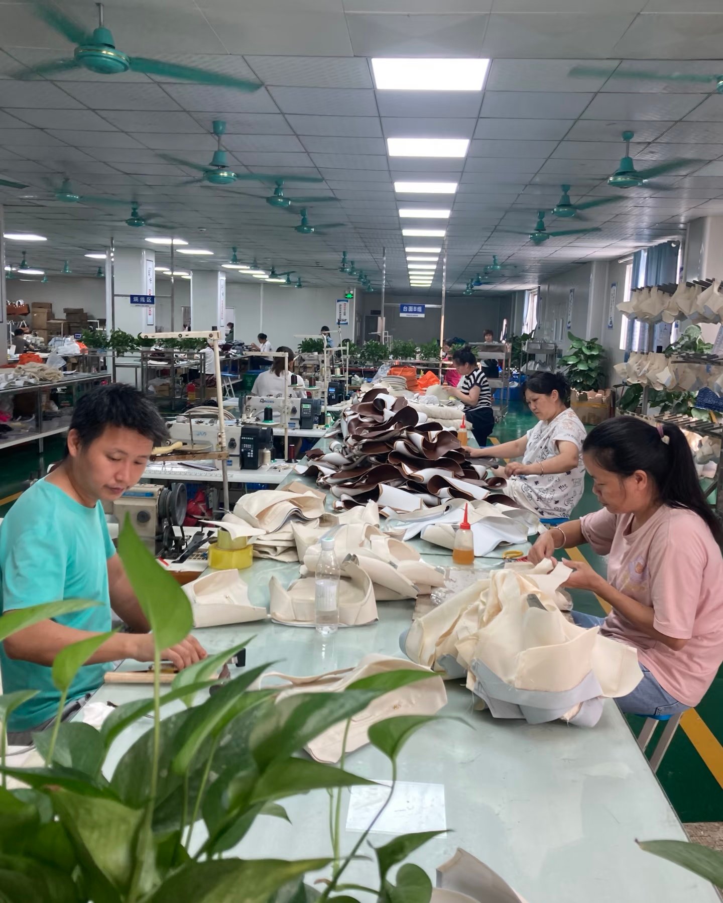 Workers producing bags in the Baigouledao factory workshop