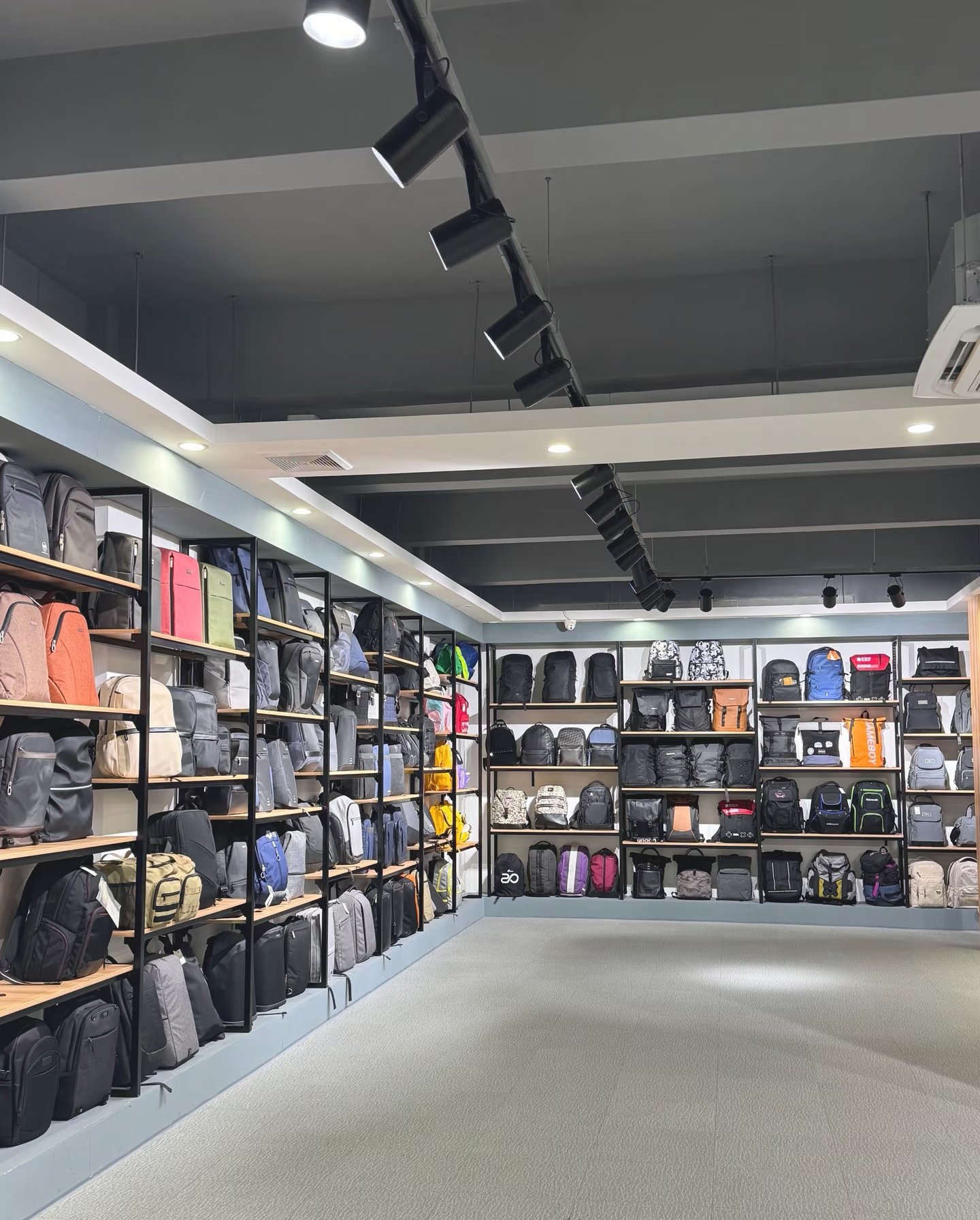 Finished backpacks displayed in the Baigouledao product showroom